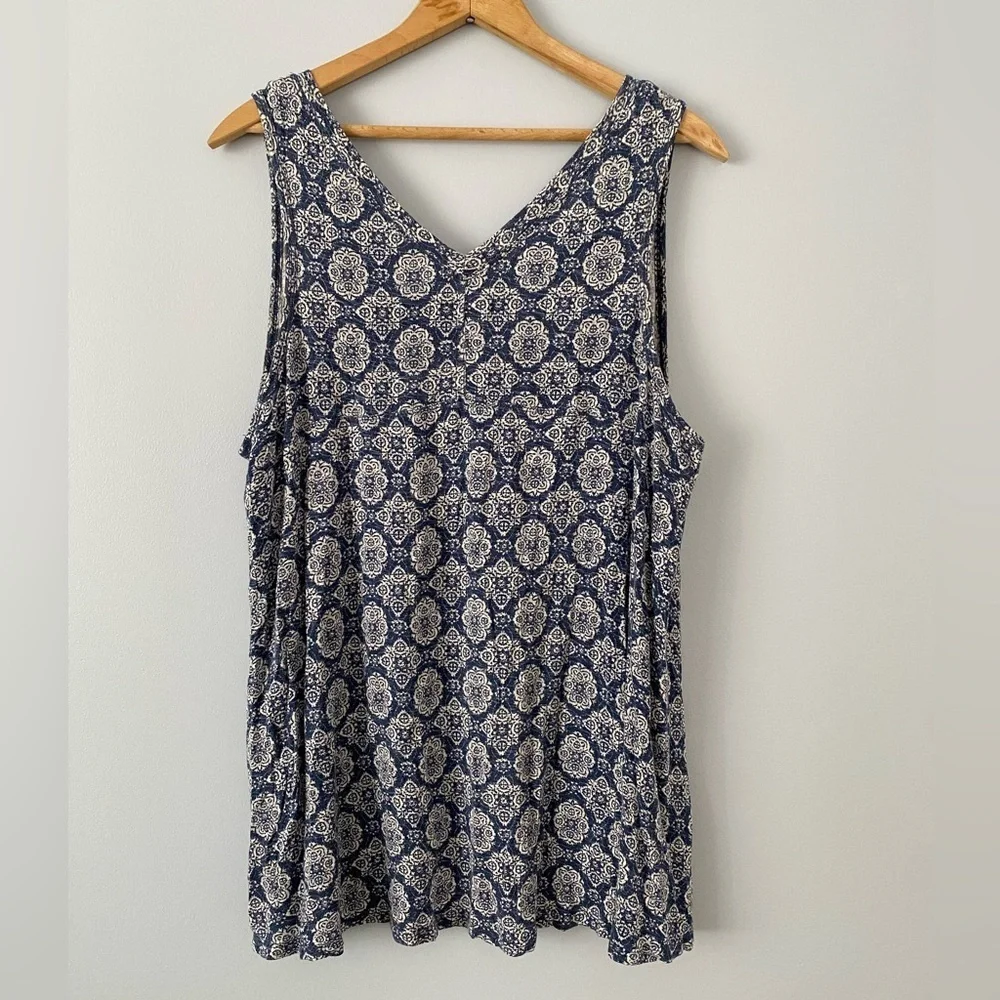 Max Jeans Size XL Women's V-Neck Tank Top Flowy Sleeveless Top Geometric Pattern - Picture 2 of 8